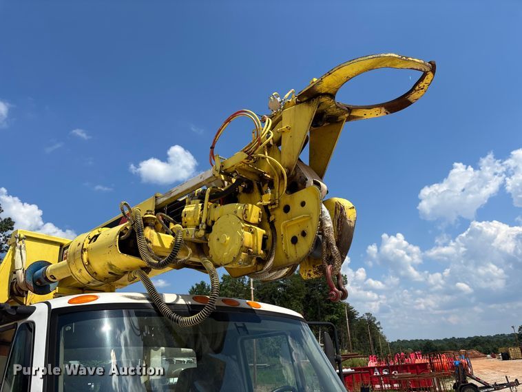 image for item DU6334 2013 International 4400 digger derrick truck