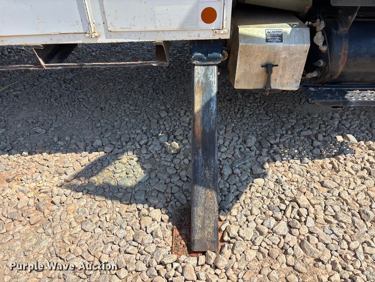 image for item DU6334 2013 International 4400 digger derrick truck