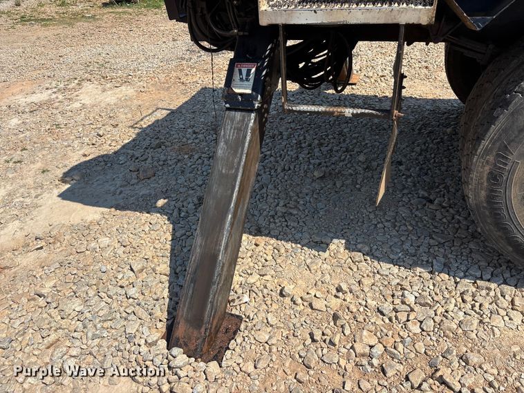 image for item DU6334 2013 International 4400 digger derrick truck