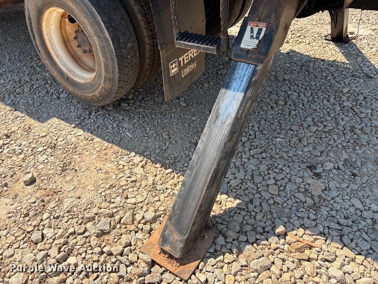 image for item DU6334 2013 International 4400 digger derrick truck