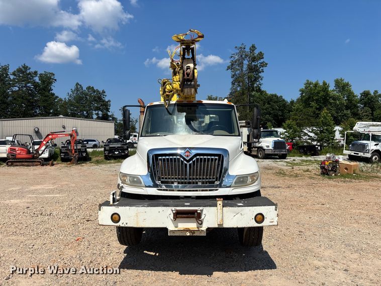 image for item DU6334 2013 International 4400 digger derrick truck