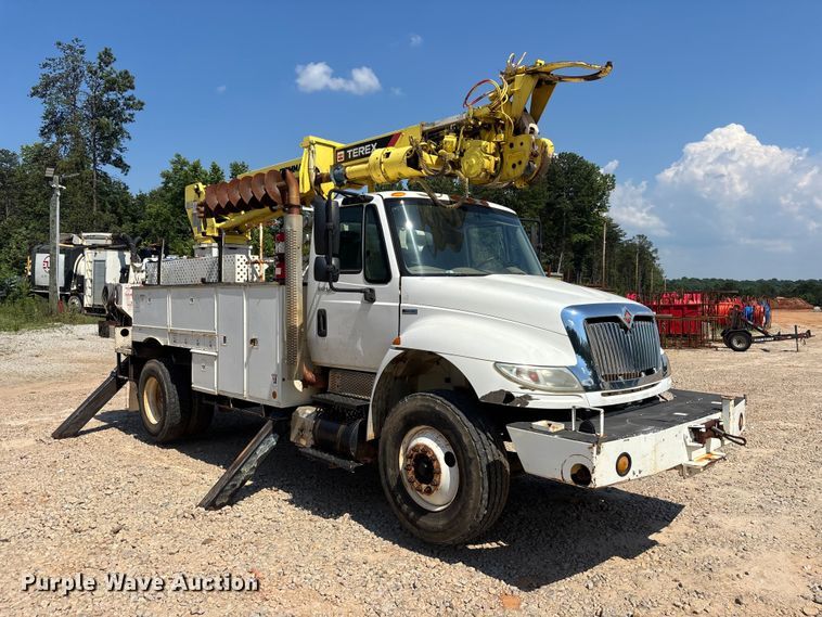 image for item DU6334 2013 International 4400 digger derrick truck