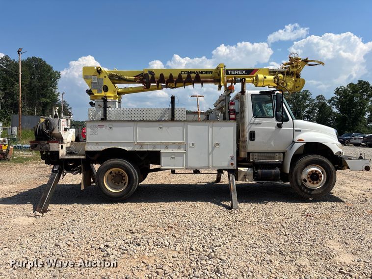 image for item DU6334 2013 International 4400 digger derrick truck