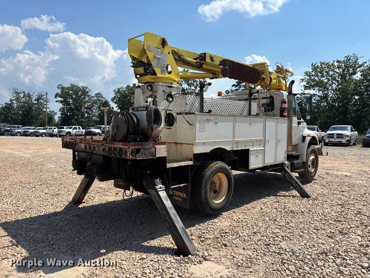 image for item DU6334 2013 International 4400 digger derrick truck