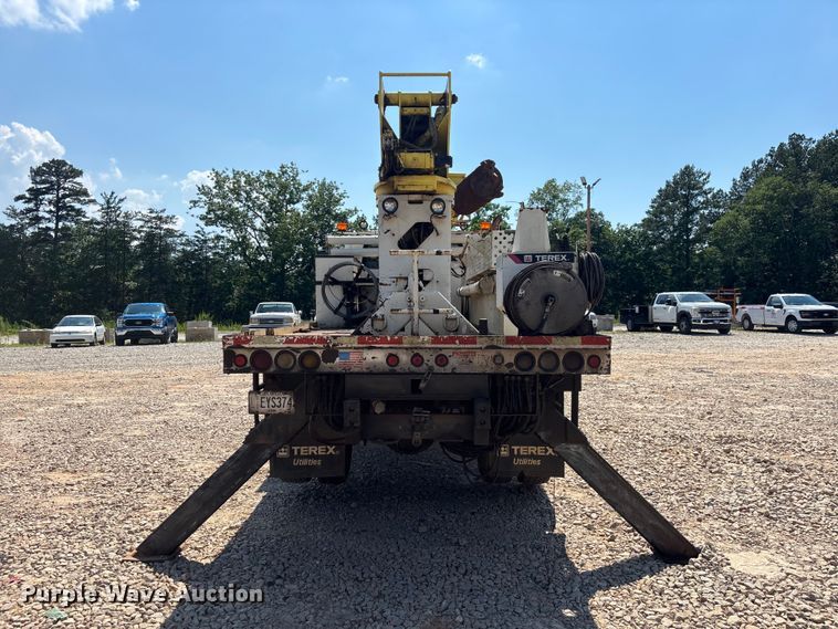 image for item DU6334 2013 International 4400 digger derrick truck