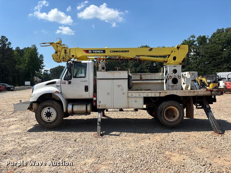 image for item DU6334 2013 International 4400 digger derrick truck