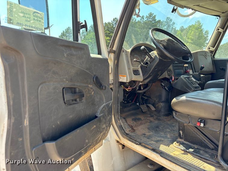 image for item DU6334 2013 International 4400 digger derrick truck