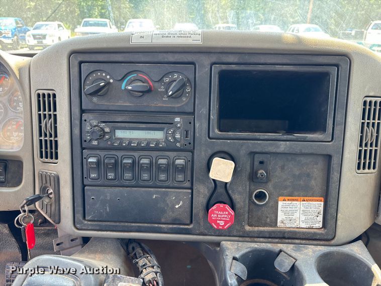 image for item DU6334 2013 International 4400 digger derrick truck