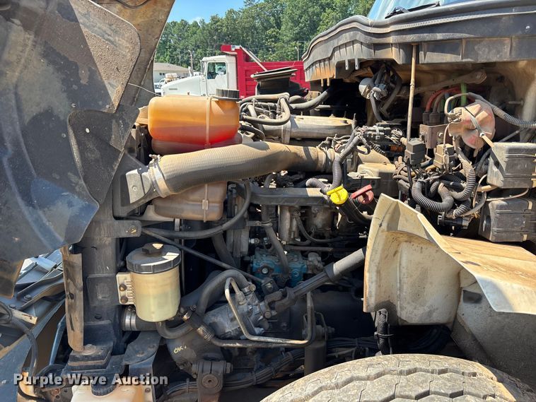 image for item DU6334 2013 International 4400 digger derrick truck