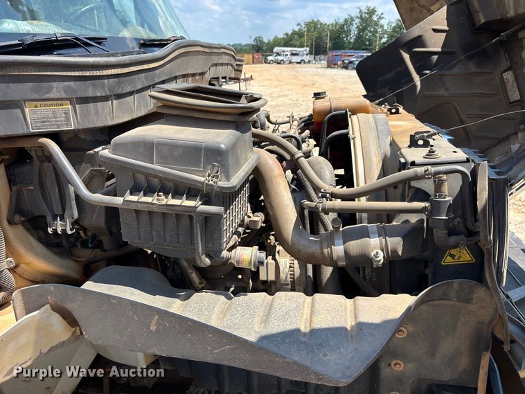 image for item DU6334 2013 International 4400 digger derrick truck