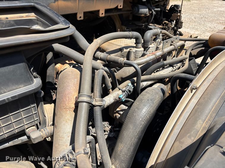 image for item DU6334 2013 International 4400 digger derrick truck
