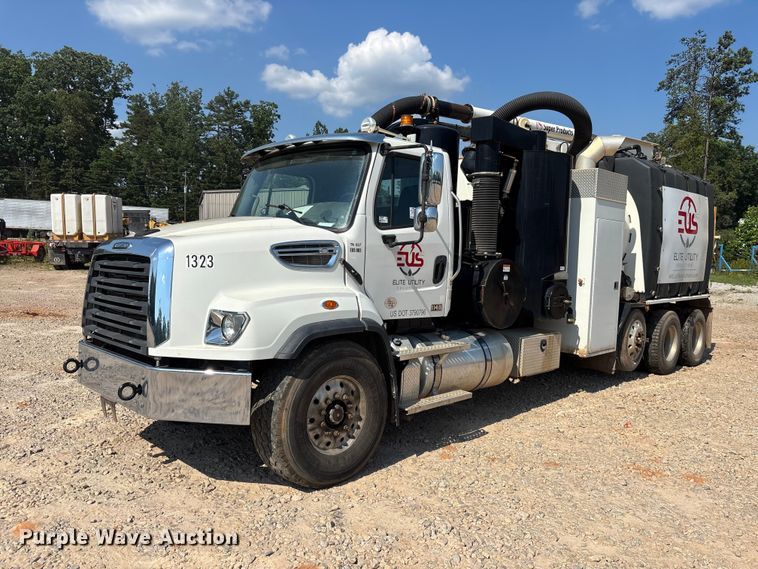 image for item DU6336 2022 Freightliner 114SD hydrovac truck