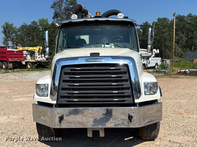 image for item DU6336 2022 Freightliner 114SD hydrovac truck
