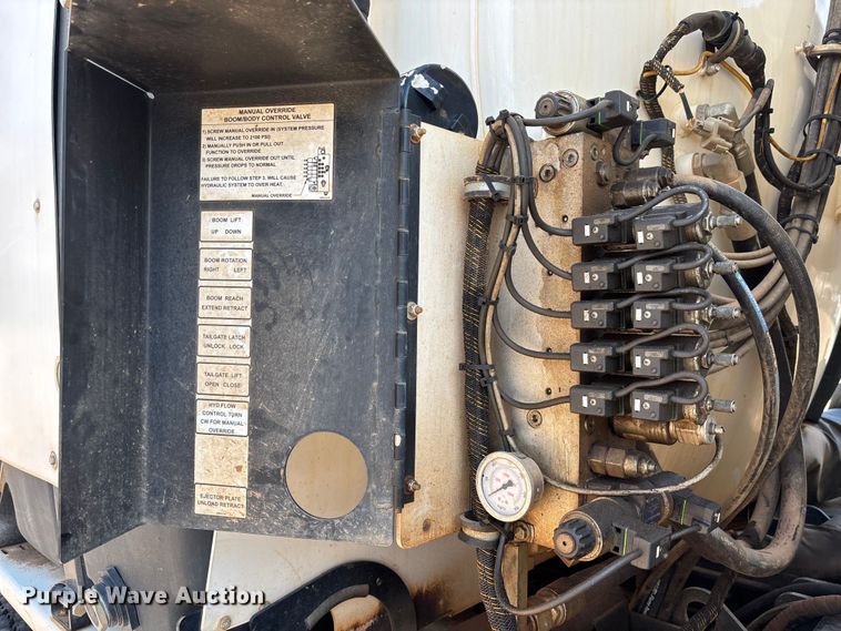 image for item DU6336 2022 Freightliner 114SD hydrovac truck