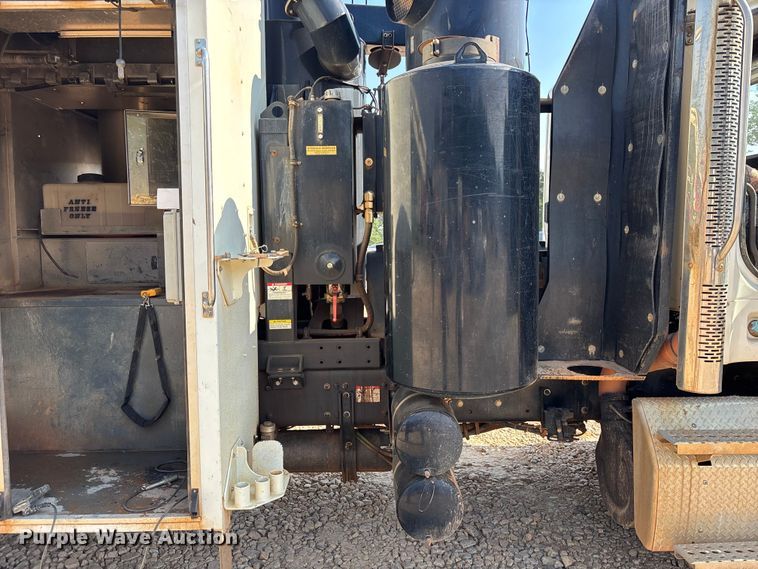 image for item DU6336 2022 Freightliner 114SD hydrovac truck