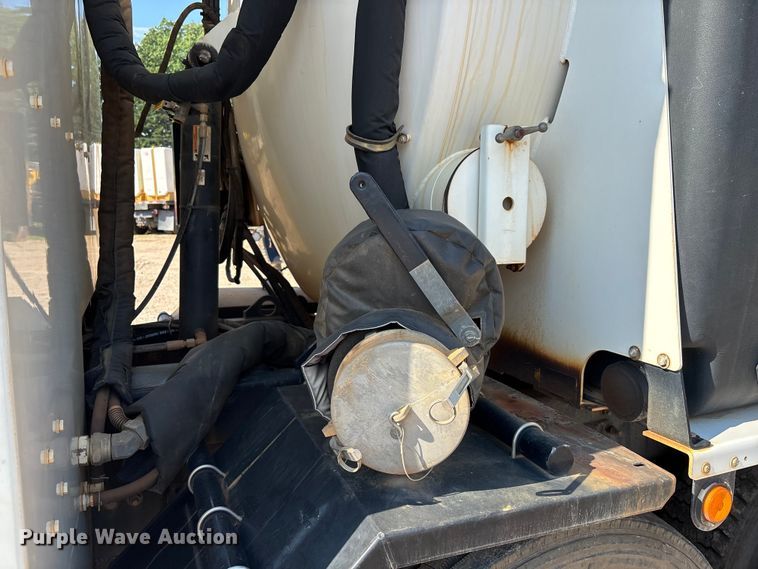 image for item DU6336 2022 Freightliner 114SD hydrovac truck