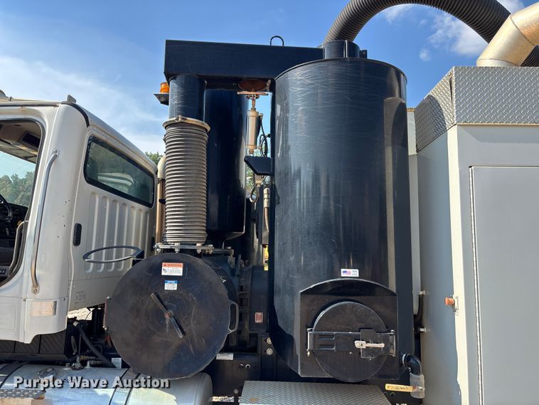 image for item DU6336 2022 Freightliner 114SD hydrovac truck