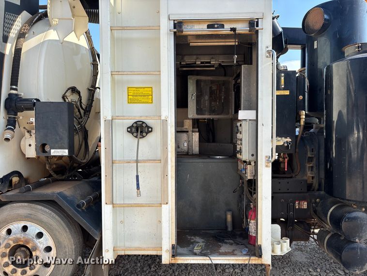 image for item DU6336 2022 Freightliner 114SD hydrovac truck