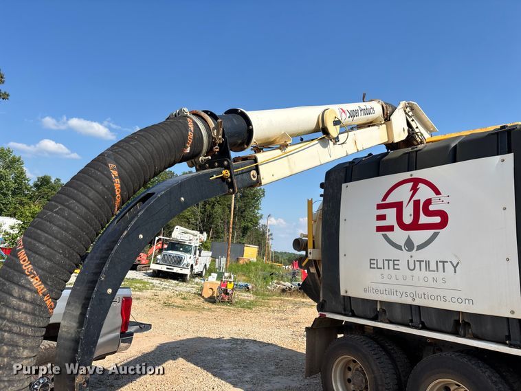 image for item DU6336 2022 Freightliner 114SD hydrovac truck