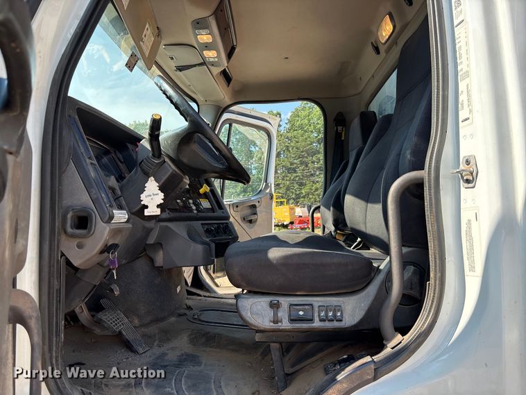 image for item DU6336 2022 Freightliner 114SD hydrovac truck