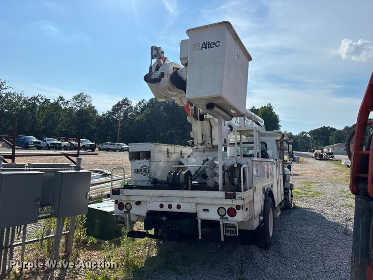 image for item DU6341 2013 International 7400 bucket truck