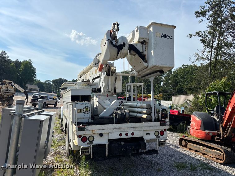 image for item DU6341 2013 International 7400 bucket truck