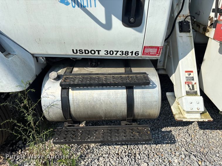 image for item DU6341 2013 International 7400 bucket truck
