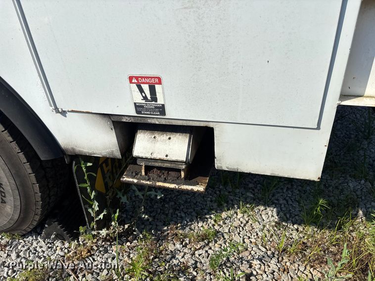 image for item DU6341 2013 International 7400 bucket truck