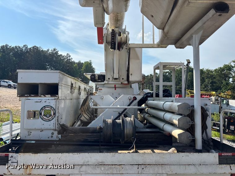 image for item DU6341 2013 International 7400 bucket truck