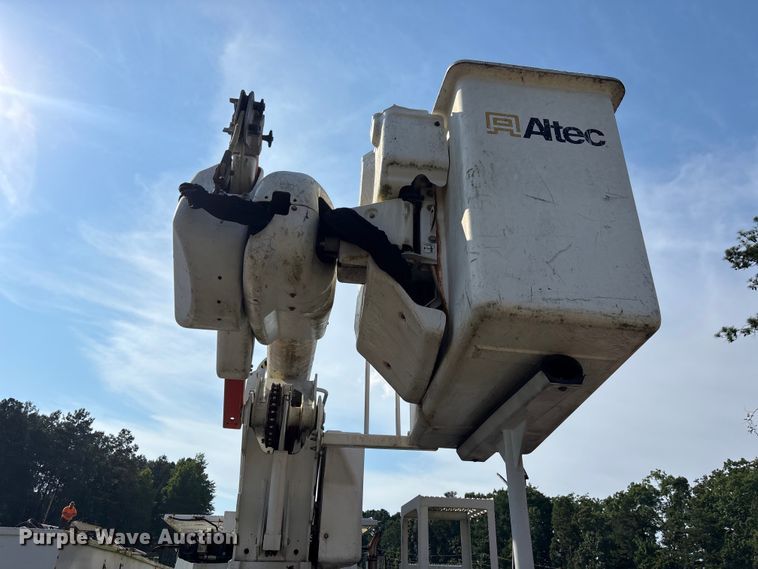 image for item DU6341 2013 International 7400 bucket truck