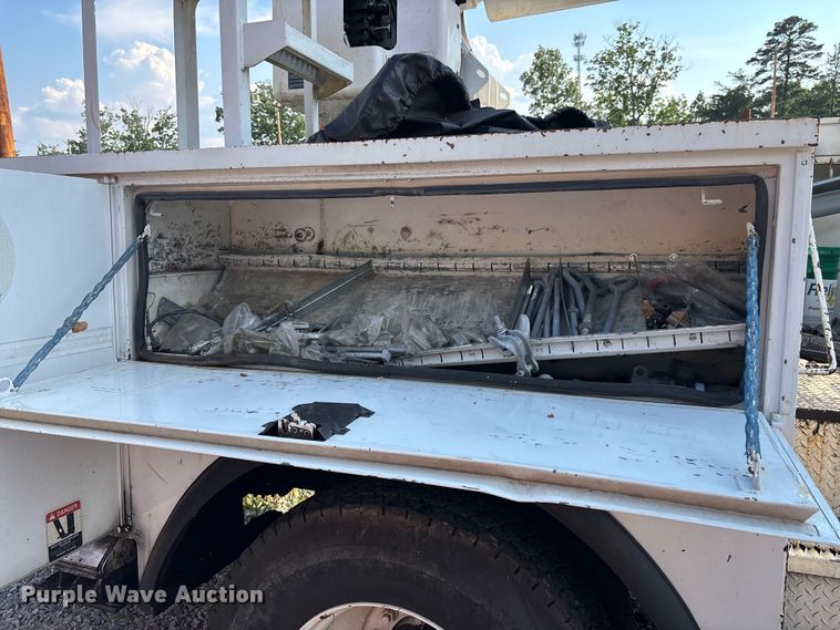 image for item DU6341 2013 International 7400 bucket truck