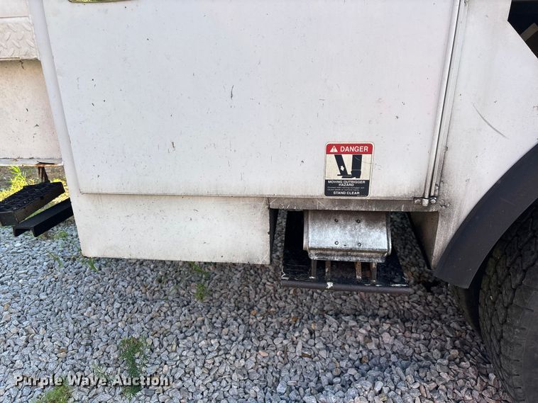 image for item DU6341 2013 International 7400 bucket truck