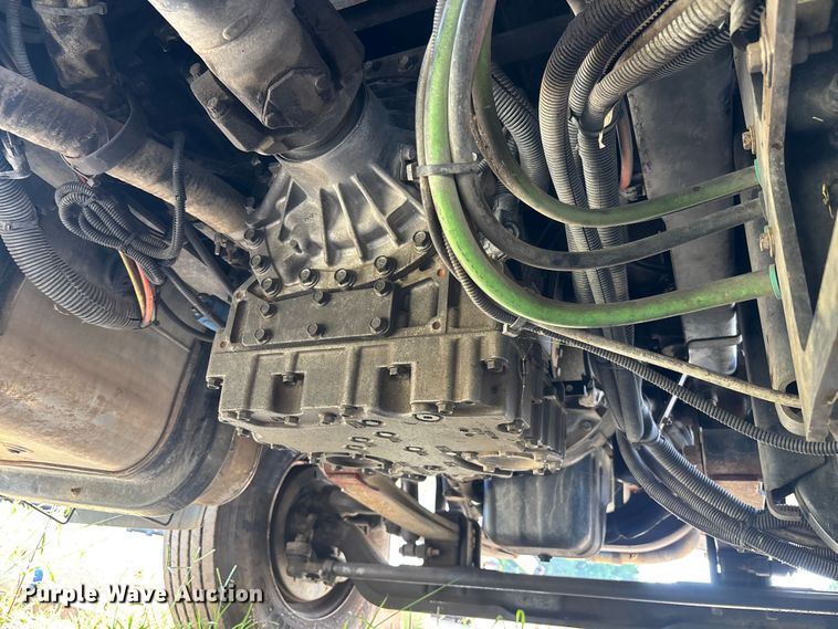 image for item DU6341 2013 International 7400 bucket truck