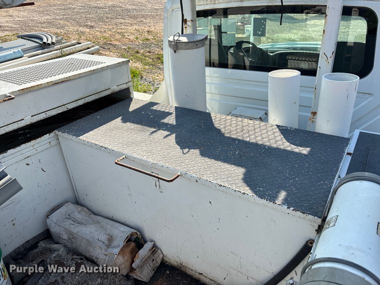 image for item DU6341 2013 International 7400 bucket truck