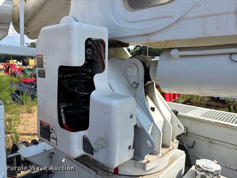 image for item DU6341 2013 International 7400 bucket truck