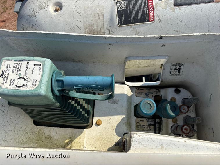 image for item DU6341 2013 International 7400 bucket truck