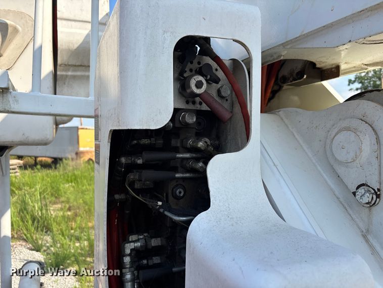 image for item DU6341 2013 International 7400 bucket truck