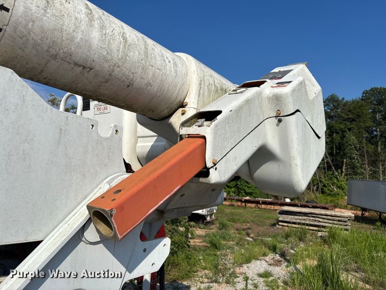image for item DU6341 2013 International 7400 bucket truck