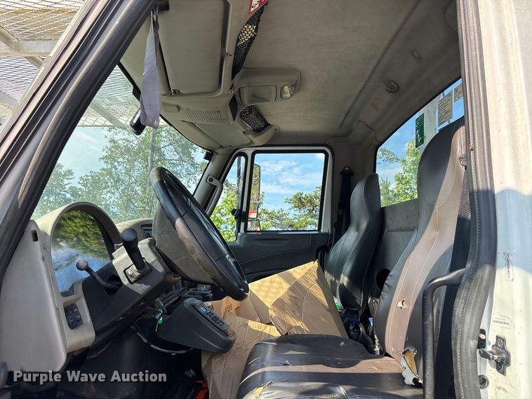 image for item DU6341 2013 International 7400 bucket truck