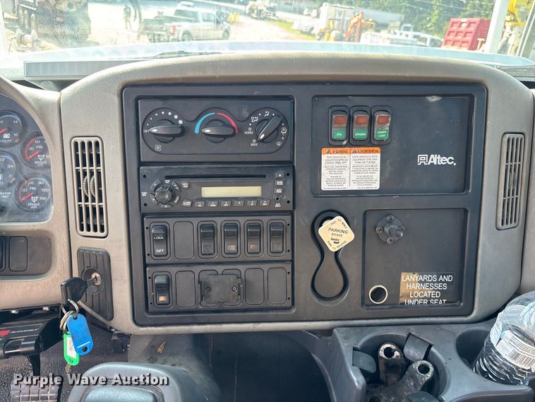 image for item DU6341 2013 International 7400 bucket truck