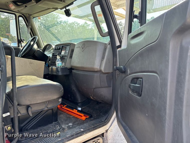image for item DU6341 2013 International 7400 bucket truck
