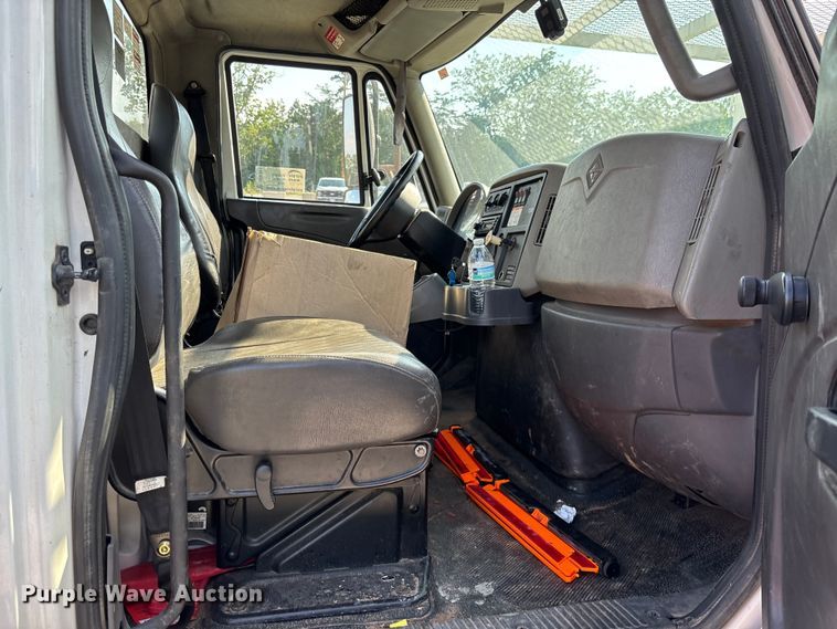 image for item DU6341 2013 International 7400 bucket truck