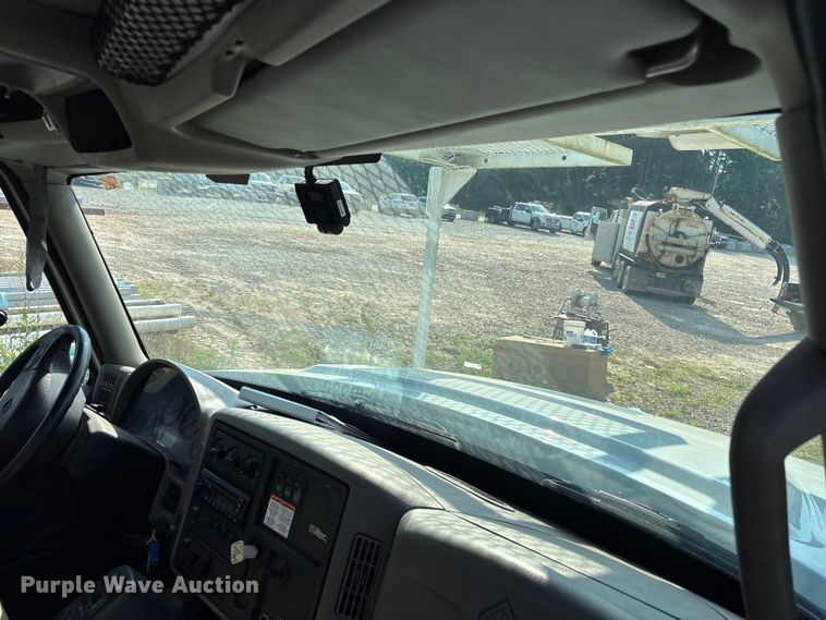 image for item DU6341 2013 International 7400 bucket truck