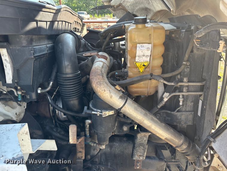 image for item DU6341 2013 International 7400 bucket truck