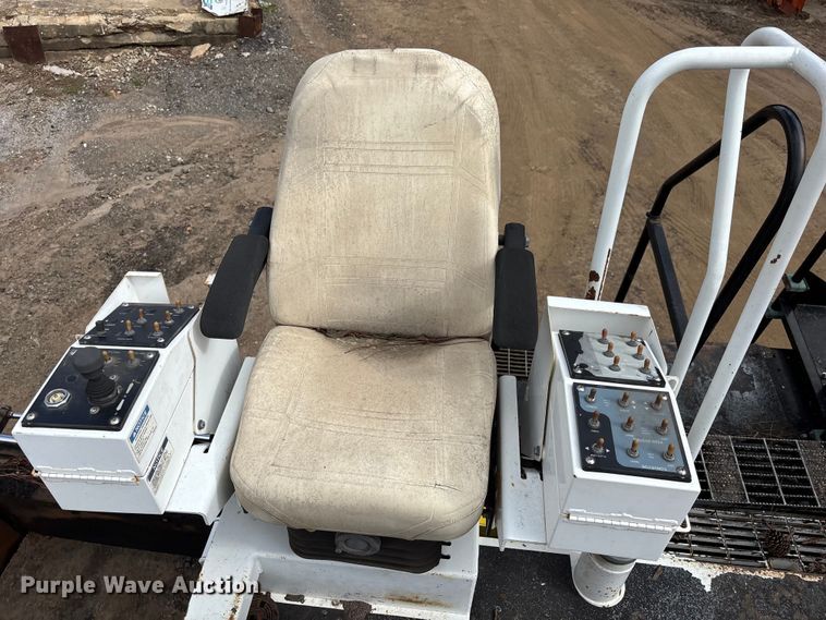image for item DU6364 2005 Roadtec RP-190E paver