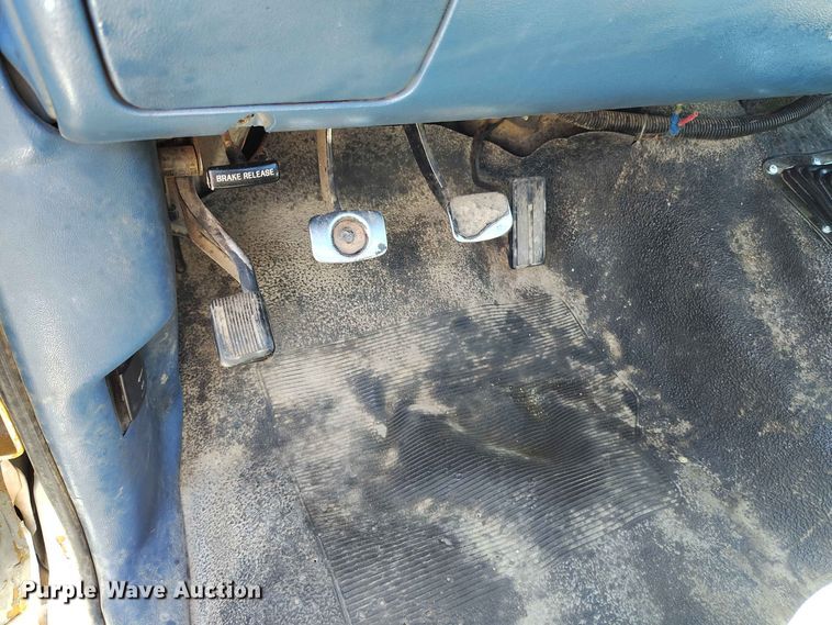 image for item ED0164 1997 Ford F450 Super Duty flatbed truck