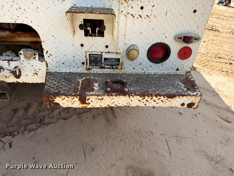 image for item ED5325 1992 International 4700 bucket truck