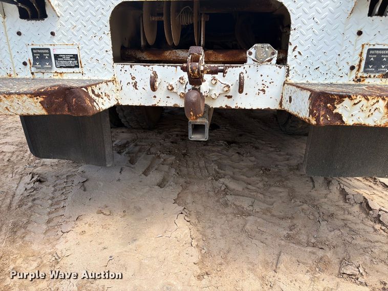 image for item ED5325 1992 International 4700 bucket truck