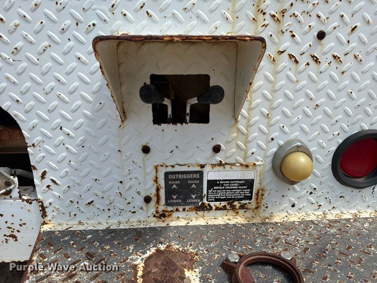 image for item ED5325 1992 International 4700 bucket truck