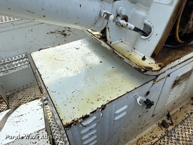 image for item ED5325 1992 International 4700 bucket truck